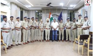 Surguja Police : सरगुजा पुलिस की विवेचना होगी हाईटेक, 102 विवेचकों को मिले स्मार्ट मोबाइल