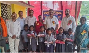 School Entrance Celebration : मझवार समुदाय के 7 बच्चों का तिलक लगाकर हुआ स्वागत, शिक्षा से भविष्य संवारने का दिया संदेश