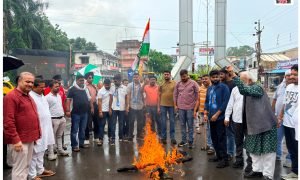 Ambikapur News : पेपर लीक और छात्र लाठीचार्ज के विरोध में कांग्रेस का प्रदर्शन, पीएम मोदी का फूंका पुतला