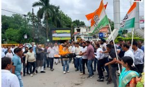 Ambikapur News : छात्रों पर लाठीचार्ज और राहुल-प्रियंका की गिरफ्तारी के विरोध में कांग्रेस का प्रदर्शन, प्रधानमंत्री का पुतला फूंका