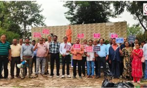 Ambikapur News : स्वास्थ्य कर्मचारियों ने सरकार को चेताया, लंबित मांगें पूरी करें, निजीकरण और आउटसोर्सिंग पर लगाएं रोक