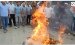 Surajpur News: छात्रों पर लाठीचार्ज और कांग्रेस नेताओं की गिरफ्तारी के विरोध में प्रतापपुर में कांग्रेस का धरना, केंद्र सरकार का फूंका पुतला