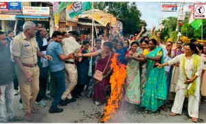 Ambikapur News : बलात्कार के दोषियों के स्वागत और कंगना की टिप्पणी के विरोध में महिला कांग्रेस का प्रदर्शन, पुतला दहन