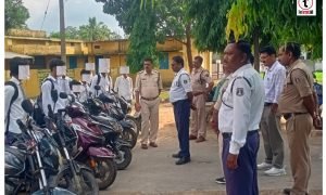 Surajpur News : नाबालिग वाहन चालकों पर पुलिस का बड़ा अभियान, 102 स्कूली छात्र पकड़े गए; अभिभावकों से वसूला 63 हजार रुपये जुर्माना