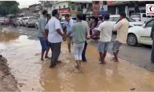 Ambikapur News : जर्जर सड़कों के खिलाफ अनोखा प्रदर्शन, गड्ढों में उतरकर नाचे प्रदर्शनकारी