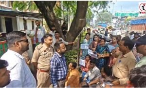 Ambikapur News : अंबिकापुर की बदहाल सड़कों पर फूटा आक्रोश, मंत्री के बंगले का घेराव