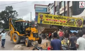 Ambikapur News : नो-वेंडिंग जोन में सामान रखने वालों पर नगर निगम की कार्रवाई, बोर्ड और ठेले जब्त
