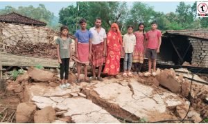 House Collapse : घर से बाहर निकलते ही ढह गया पूरा मकान, 6 लोगों की बची जान; मलबे में दबा लाखों का सामान
