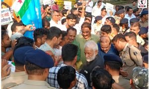 Congress Protest: चुनाव आयोग के खिलाफ कांग्रेस का हल्लाबोल, पुतला दहन के बाद कलेक्टोरेट घेराव