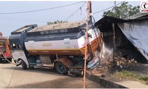 Ambikapur News: बेकाबू होकर 200 मीटर पीछे लुढ़का तेल टैंकर, होटल में घुसा, बाल-बाल टली बड़ी दुर्घटना