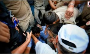 Rahul-Akhilesh Detained: राहुल और अखिलेश हिरासत में, बस से ले गई पुलिस; कांग्रेस सांसदों को भी हटाया गया