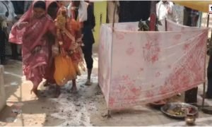 Raigarh: दहकते अंगारों पर चलकर दूल्हा-दुल्हन ने किया गृह प्रवेश, गंधेल गोत्र की रस्म देख फटी रह गईं आंखें